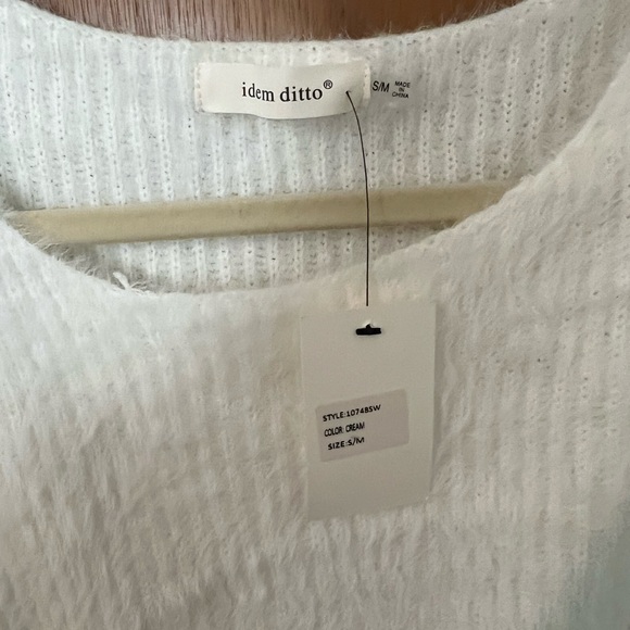 Red Dress Boutique sweater - Picture 3 of 5